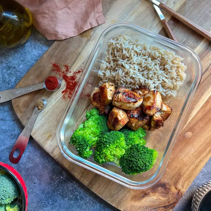 https://hitmymacros.com/wp-content/uploads/2023/09/simple-chicken-broccoli-and-rice-meal-prep.webp